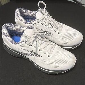Brooks Ghost 15  Women's Athletic Shoes size 11 - White and Black